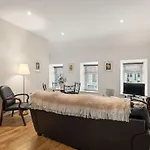 Town Centre Apartment, קליפדן