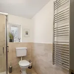 דירה Town Centre Apartment, קליפדן