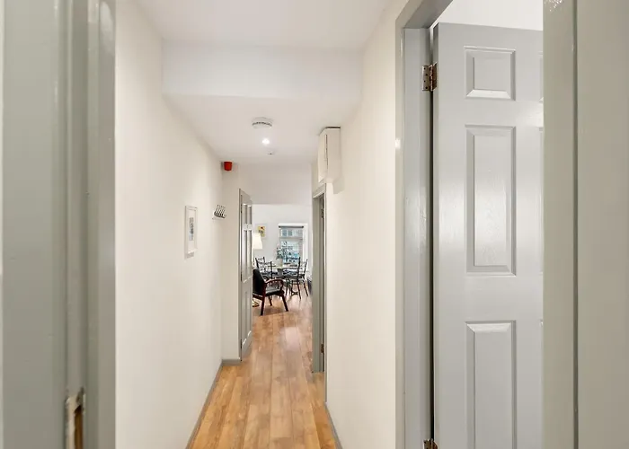 Town Centre Apartment, 克利夫登